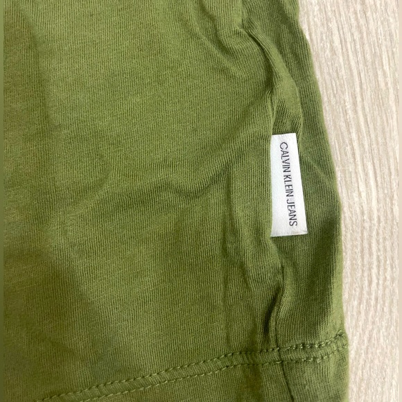 Calvin Klein Jeans • Comfortable Loose Olive Green T-shirt - Picture 4 of 7